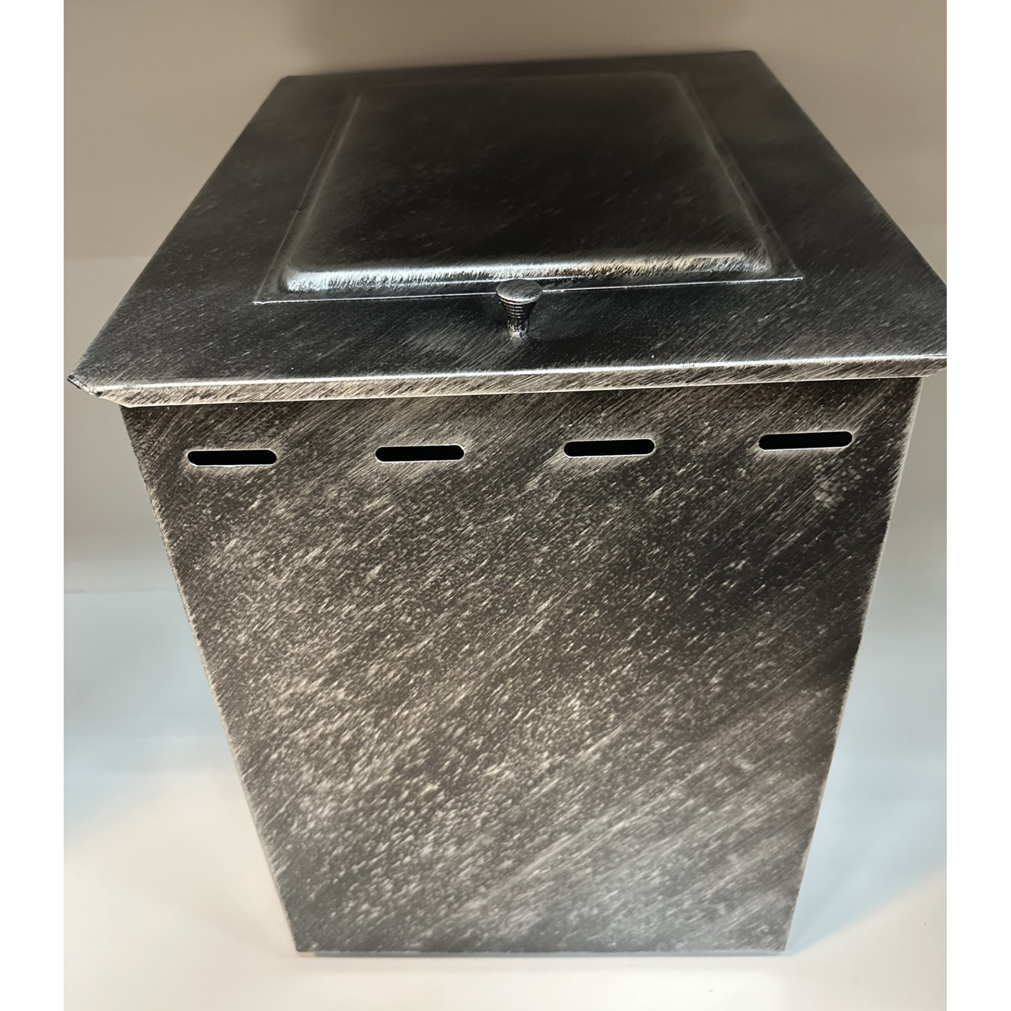 Ξυλιέρα Με Καπάκι 53x44x37cm Πατίνα Μαύρο-Ασημί 0009