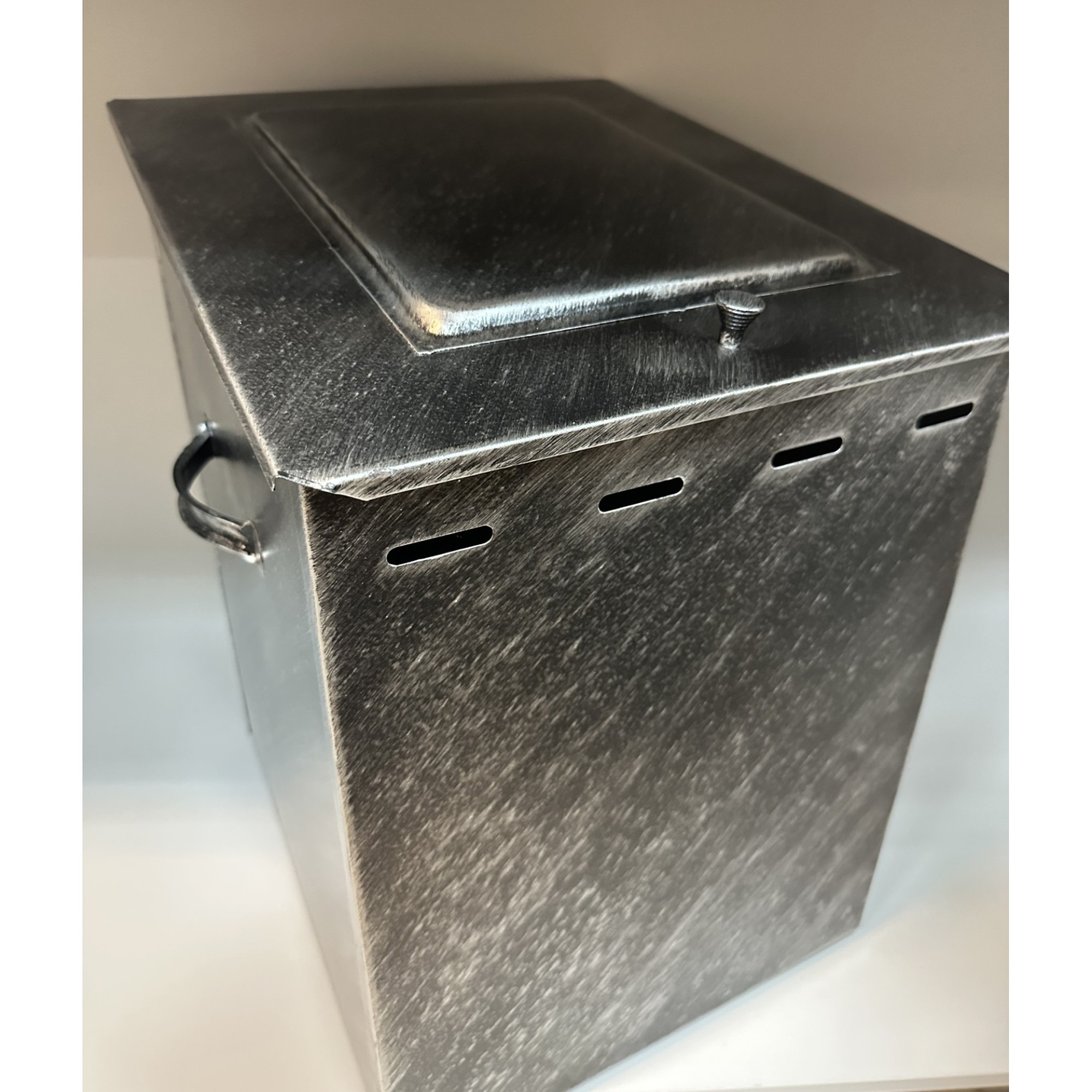 Ξυλιέρα Με Καπάκι 53x44x37cm Πατίνα Μαύρο-Ασημί 0009